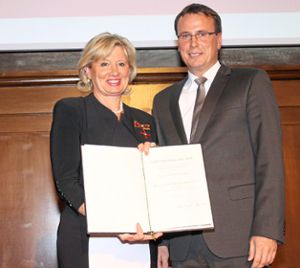 Staatssekretär Volker Schebesta hat Mauritia Mack das Bundesverdienstkreuz am Bande überreicht.   Foto: Mutz