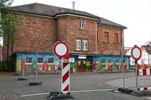 Die Umzäunung an der Grundschule soll den Erstklässlern während der Bauarbeiten  einen Pausenhof bieten,.                .Foto: Bohnert-Seidel Foto: Lahrer Zeitung