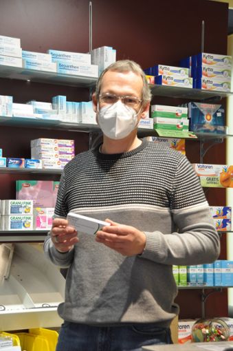 Hält einen der wenigen verfügbaren Grippeimpfstoffe in der Hand: Michael Wißner von der Schlüssel-Apotheke in Lahr mit einer Packung, die für einen Kunden reserviert ist.  Foto: Sadowski