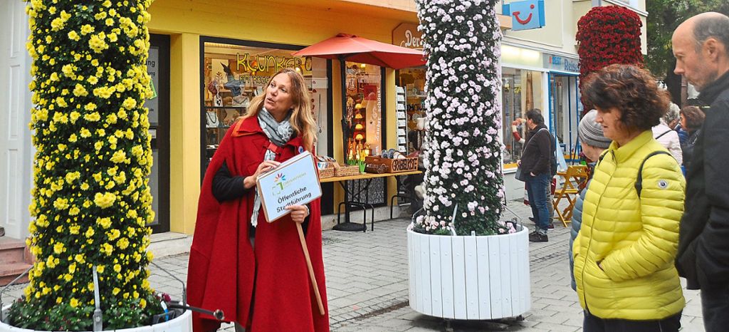 Am roten Mantel unschwer zu erkennen: Gästeführerin Annabelle Siefert gibt ihr Wissen über die Blumen weiter.  Foto: Heitz Foto: Lahrer Zeitung