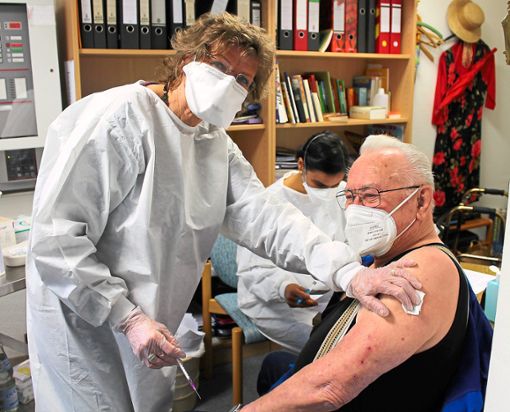 Die Impfungen im Seniorenzentrum nahm Krankenschwester Gaby Billian vor. Foto: Störr
