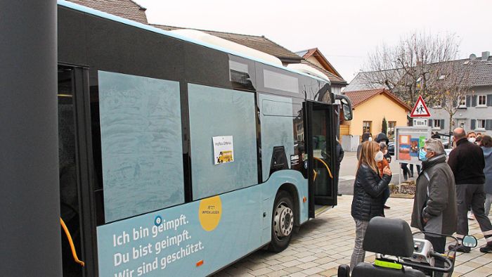 Impfbus in Ottenheim: Drei Stunden warten auf den Piks