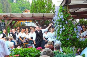 Roman Schilli und die Trachtenkapelle Oberwolfach  gaben ein Sommerabendkonzert in der Wolfsklause.  Foto: Haas Foto: Schwarzwälder Bote