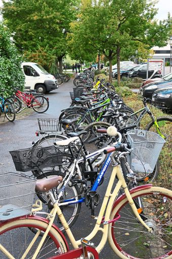 Hunderte von Fahrrädern stehen an der Schule im Regen. Der BUND fordert von der Gemeinde eine Überdachung. Foto: cbs