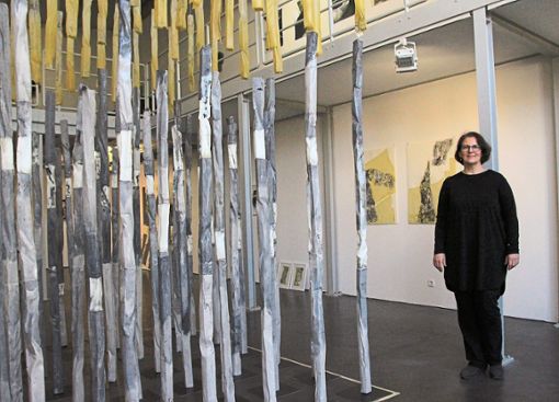 Petra Göhringer-Machleid zeigt ihre Skulpturen und Stelen aus Beton und Wachs in der Galerie im Artforum. Foto: Haberer Foto: Lahrer Zeitung