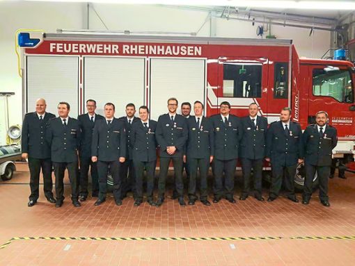 Bürgermeister Jürgen Louis (Erster von links) und Kommandant Thorsten Heckel (Zweiter von links) mit den Geehrten der Feuerwehr Rheinhausen Foto: Meier Foto: Lahrer Zeitung