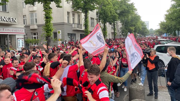Berlin sieht Rot: So stimmen sich die SC Freiburg-Fans auf das Finale ein