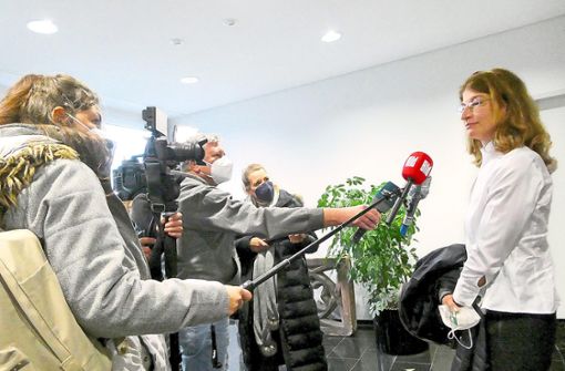 Nach der Verhandlung, die auf ein großes Medieninteresse gestoßen war, gab Anette Franz Interviews. Foto: Schabel