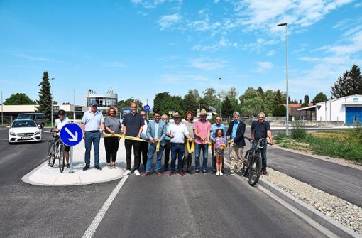 Die Verantwortlichen gaben den neuen Kippenheimer Kreisverkehr am Dienstag für den Verkehr frei.  Foto: Göpfert