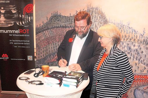 Der Krimi-Autor Bernd Leix signierte nach der Lesung auch seine Bücher - natürlich mit blutroter Tinte. Die Wolfacherin Christine Schuler freute sich darüber.    Foto: Jehle