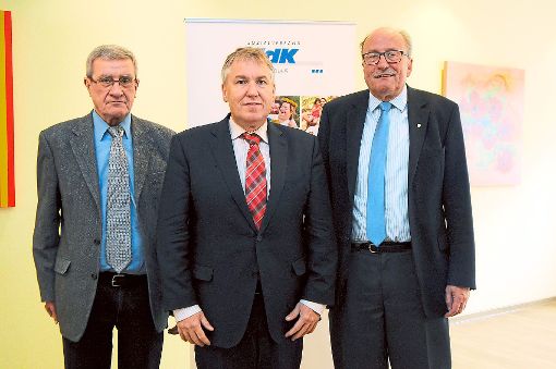 Thaddäus Kunzmann (Mitte), Landesbeauftragter für Demografie, stellte sich dem VdK vor. Auf dem Bild ist er mit Uwe Würthenberger (Bezirksvorsitzender, links) und Roland Hailer (Vorsitzender Kreisverband) zu sehen.  Foto: Baublies