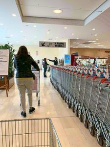 So geht Einkaufen diese Woche in Bergamo: Abstand halten und vor dem Eingang wird den Kunden vom Supermarkt-Personal mit einem Gerät Fieber gemessen.  Foto: Buss