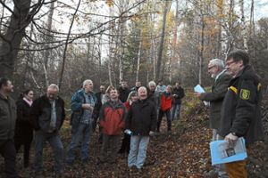 Der Amtsleiter Forstamt, Jürgen Schmidt, erklärte, welche Vorteile ein Bannwald mit sich bringt.  Foto: Göpfert