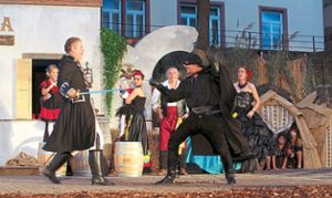 En garde! Zorro (Thomas Koziol) knöpft sich den verbrecherischen Gouverneur (Christian Peter Hauser) vor.   Foto: Kiryakova