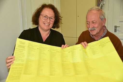 Auf dem Stimmzettel zum Gemeinderatswahl stehen 188 Namen. Friederike Ohnemus und Elmar Baum geben Tipps, damit jede Stimme zählt. Foto: Schabel