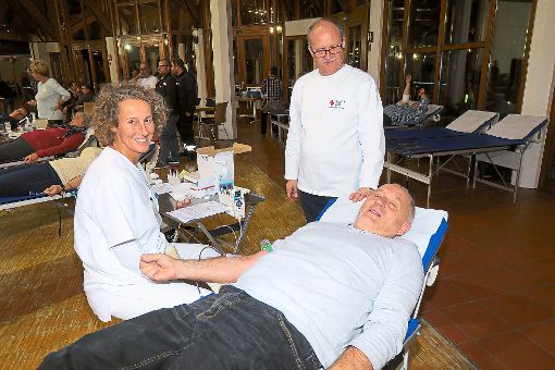 Hans-Jürgen Möller (rechts) hat  zum 110. Mal  sein Blut gespendet.   Foto: Bohnert-Seidel