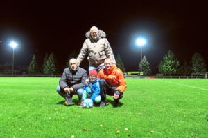 Siegfried Gambert (von links) mit Enkel Mats, Carsten Derday und Platzwart Adelbert Gurbandt freuen sich über die neue Flutlichtanlage.  Foto: Bohnert-Seidel Foto: Lahrer Zeitung