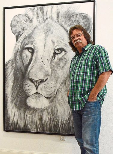 Herbert Siemandel-Feldmann  mutzt Zeichenkohle, um Porträts der Tiere im Etosha-Nationalpark zu zeichnen.  Foto: privat Foto: Schwarzwälder Bote