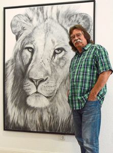 Herbert Siemandel-Feldmann  mutzt Zeichenkohle, um Porträts der Tiere im Etosha-Nationalpark zu zeichnen.  Foto: privat Foto: Schwarzwälder Bote