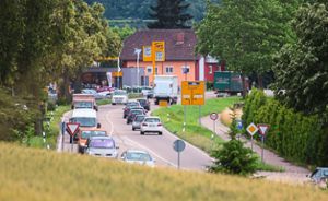Kommt an die Kreuzung von B 3 und Orschweierer Straße in Altdorf eine Ampel oder nun doch ein Kreisel?   Foto: Decoux-Kone