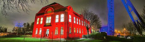 So wie auf dem Bild oben das Steigerhaus in Oberhausen soll heute Nacht auch das Weingut Weber in Ettenheim in rotem Licht erstrahlen – als Zeichen für die bedrohte Veranstaltungswirtschaft. Foto: privat