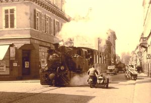 Heute nicht mehr vorstellbar, doch in den 1950er-Jahren Realität: Ein Dampfzug fährt durch die Kaiserstraße.  Foto: Archiv Klein Foto: Lahrer Zeitung