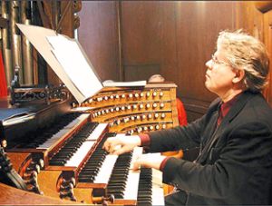 Organist Daniel Roth spielt in Ettenheimmünster. Foto: Promo Foto: Lahrer Zeitung