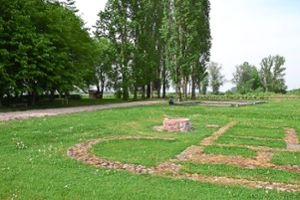 Anhand von Grundrissen, einem Brunnen und einer Feuerstelle kann man sehen, wie die einstige römische Versorgungsstation in Friesenheim einmal ausgesehen hat. Foto: Gemeinde