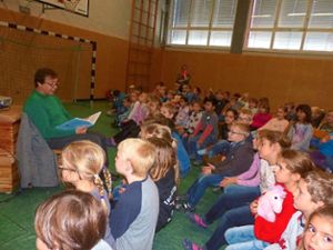 Landtagsabgeordneter Thomas Marwein nimmt sich einen Nachmittag Zeit, um den Grundschulkindern in Altenheim aus Büchern vorzulesen. Foto: Fink Foto: Lahrer Zeitung