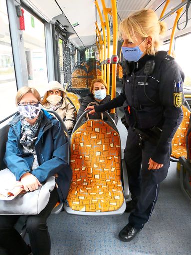 In  Bussen haben Julia Keller und ihre Kollegen kontrolliert, ob die Fahrgäste  Masken tragen. Die meisten halten sich an die Bestimmungen, Fotos: Schabel/Armbruster Foto: Lahrer Zeitung