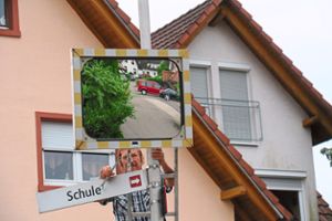Anwohner Albrecht Müller rückt wieder einmal den Straßenspiegel gerade. Lastwagen fahren immer wieder dagegen.   Foto: cbs