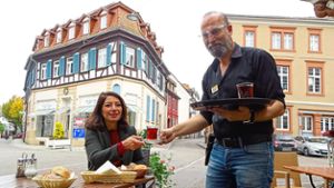 »Ich komme weiterhin hierher«, sagt Stammkundin Gülseren Cataltepe. Sie sei mindestens einmal pro Woche im türkischen Restaurant Elti, das von Yasar Sinan (rechts) geleitet wird.   Foto: Fischer