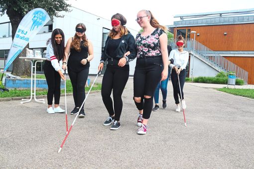 Wie fühlt es sich an, blind zu sein? Die Schüler der Emil-Dörle-Schule machten einen Selbstversuch. Foto: Meier Foto: Lahrer Zeitung