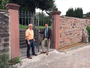 Zufrieden mit dem Ergebnis der Sanierungsarbeiten: Ortsvorsteher Michael Hartmann (links) und Bürgermeister Matthias Gutbrod am neuen Friedhofstor... Foto: Gemeinde Kippenheim