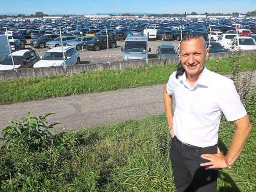Jürgen Durke vor dem Betriebsgelände der Firma Mosolf. Er schlägt vor, dort Parkplätze  zu überdachen und auf den Dachflächen Solarmodule zu installieren. Foto: Schabel