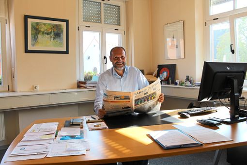 Die Tageszeitung liest Schwanaus Bürgermeister Wolfgang Brucker am liebsten im Rathaus.  Foto: Achnitz