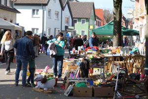 Der Flohmarkt in der Hindenburgstraße hat traditionell eine große Anziehungskraft bei der Kilwi. Fotos: Mutz Foto: Lahrer Zeitung