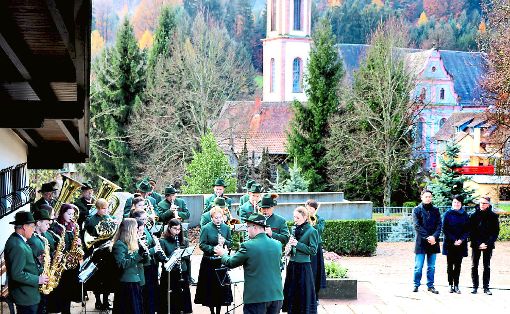 Die Trachtenkapelle umrahmte würdevoll die Gedenkfeier in Ettenheimmünster.  Foto: Hiller
