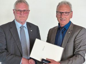 Ortsvorsteher Klaus Girstl  dankte Hermann Kleinschmidt  ((links)  für seine Arbeit im Ortschaftsrat. Foto: Vögele Foto: Lahrer Zeitung