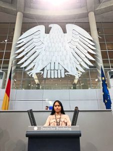 Am Rednerpult im Bundestag:  Anna Guth  stellte die fiktive  Abgeordnete  Lene Schneider dar.  Foto: Büro Weiß Foto: Lahrer Zeitung