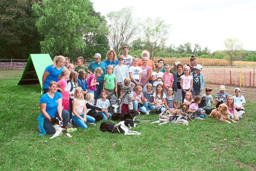 36 Mädchen und Jungen waren mit sechs Betreuern und zehn Vierbeinern unterwegs – der Verein Agility Dogs Ortenau machte es möglich. Foto: Masson Foto: Lahrer Zeitung