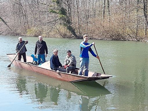 Mit dem Boot waren die Mitglieder der Fischerzunft Rheinhausen  im Rheinwald unterwegs, um den dort herumliegenden Müll einzusammeln. Foto: Meier Foto: Lahrer Zeitung