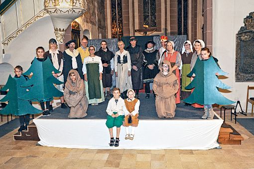 27 Darsteller aus der Gemeinde und der Freilichtbühne stellen verschiedene Szenen aus dem Leben des Reformators Martin Luthers dar.   Foto: Gräff