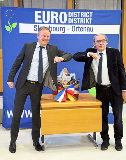 Alter und neuer Eurodistrikt-Präsident: Landrat Frank Scherer (links) verabschiedet Roland Ries. Foto: Eurodistrikt