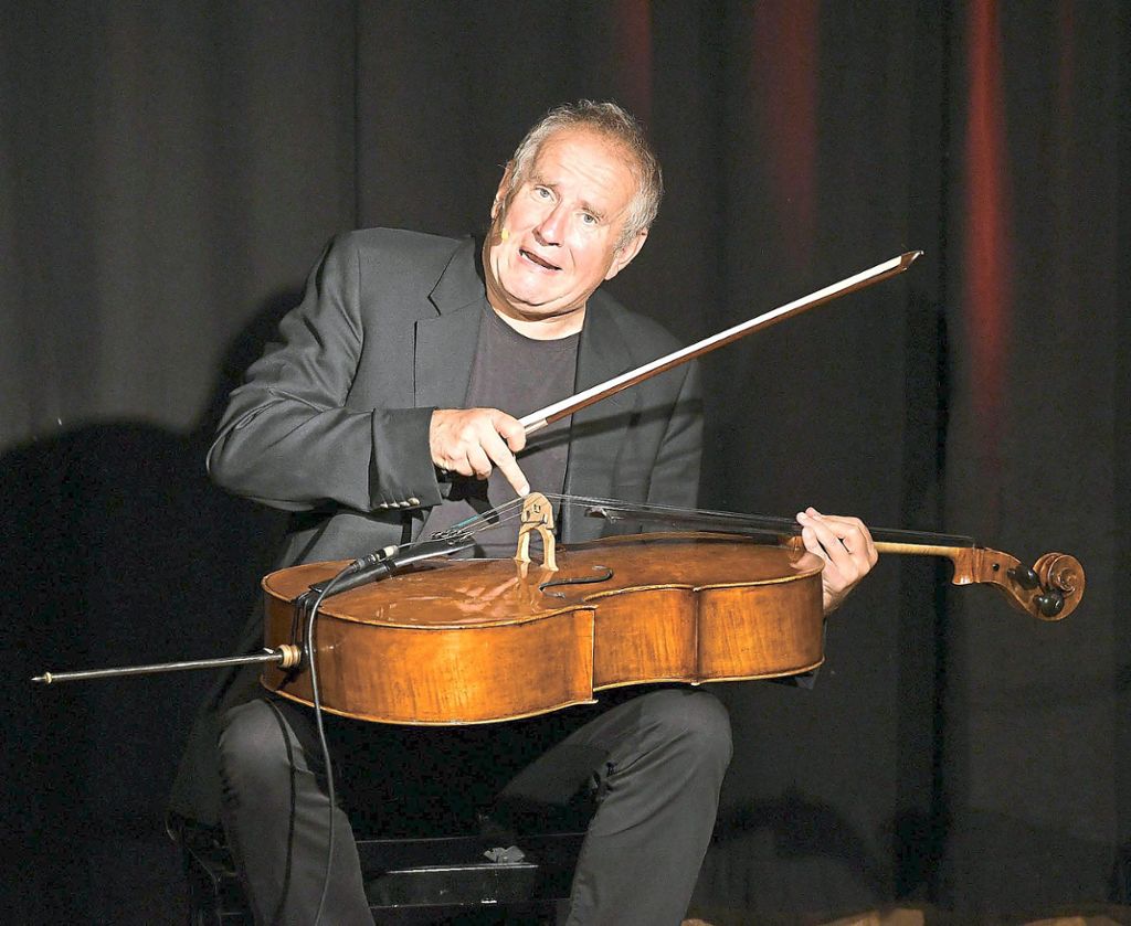 Das Cello gehört zu einem Satire-Programm Matthias Deutschmanns dazu. Foto: Künstle Foto: Lahrer Zeitung