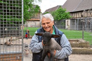 Vom Schwein bis zum Schaf: Monika Ehrlacher hat für jedes hilfsbedürftige Tier auf ihrem Gnadenhof einen Platz. Foto: Goltz