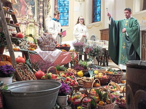 Pfarrer Michael Gartner segnete die Früchte am Erntedankaltar in der Pfarrkirche in Grafenhausen. Foto: Rest Foto: Lahrer Zeitung