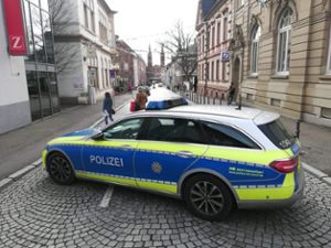Auf der Flucht befindet sich ein Bankräuber, der ein Geldinstitut in der Schillerstraße überfallen hat. Aktuell hat die Polizei die Straße abgesperrt. Foto: Braun
