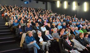 Hände hoch im Kino: Wer weiß noch nicht, wen er bei der OB-Wahl wählen soll? Foto: Braun Foto: Lahrer Zeitung