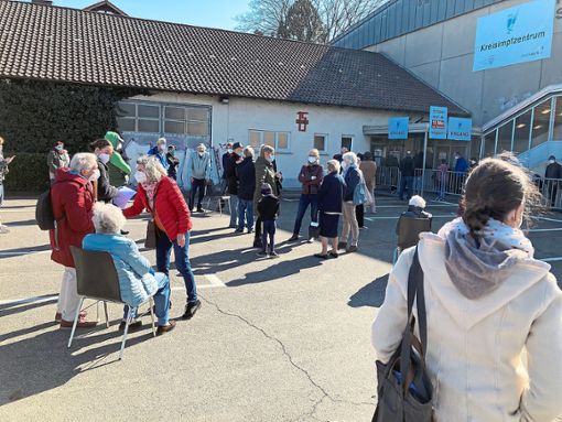 Montag, kurz vor 13 Uhr: Vor dem Impfzentrum in der Rheintalhalle warten rund 60 Berechtigte darauf, dass sie drankommen. Eine Stunde später war die Zahl derjenigen, die draußen standen oder saßen, dann schon auf mehr als 100 gestiegen.  Foto: Bender